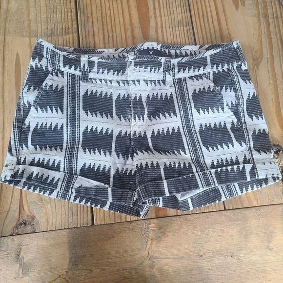 American Eagle outfitters Aztec patterned cuffed shorts size 8 - Picture 1 of 9